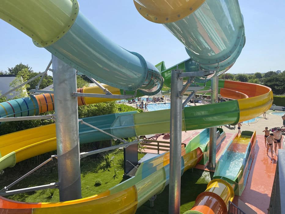 Les toboggans du parc aquatique du Camping de Kerleven